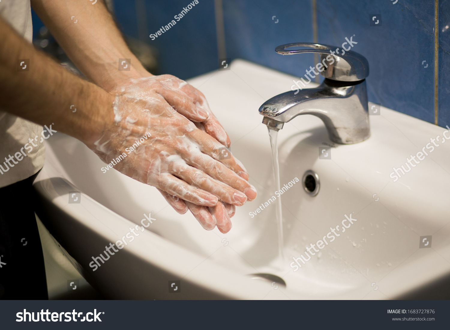洗手池边揉出绵密泡沫的手部特写
